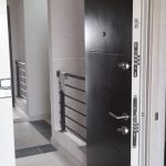 puerta con varias chapas de seguridad